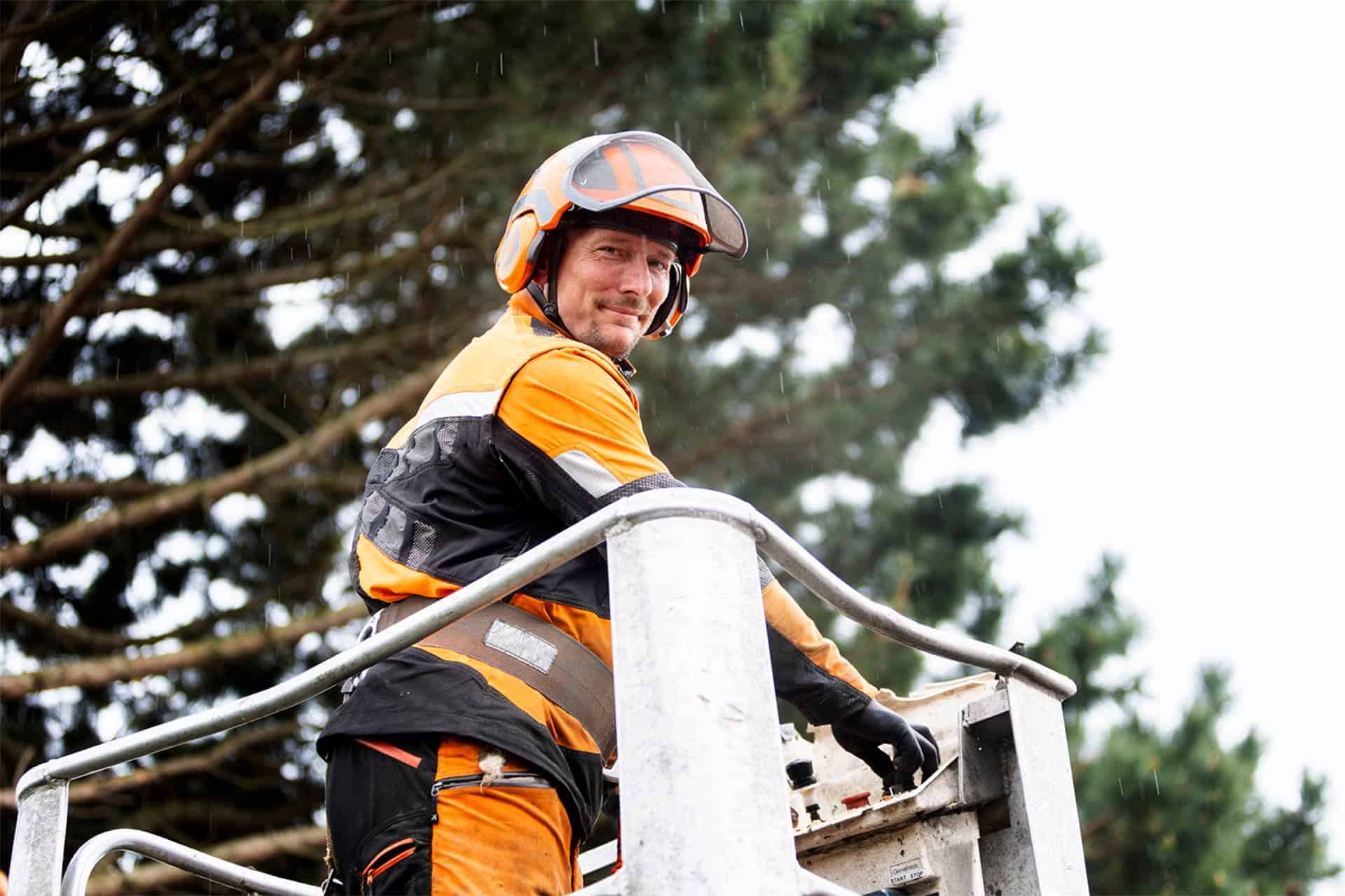 Smilende træfælder fra Wincentz med sikkerhedshjelm